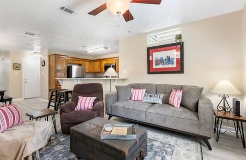 Tomball House | Charming 3br Red Door Townhome