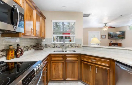 Tomball House | Charming 3br Red Door Townhome