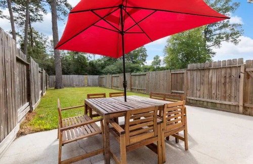 Tomball House | Charming 3br Red Door Townhome