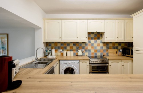 Colnbrook House | Charming 3BR Victorian Cottage in the historic town of Colnbrook, Berkshire