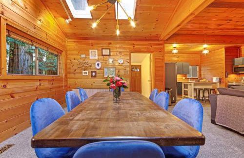 Guerneville House | Charming 3BR with Hot Tub Balcony & Wood Stove