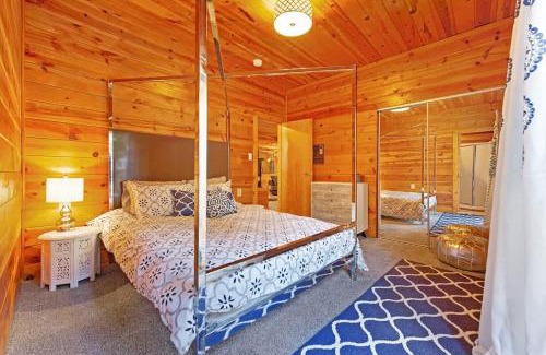 Guerneville House | Charming 3BR with Hot Tub Balcony & Wood Stove