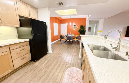 Encino Hotel | Charming 3BR with WiFi, AC in Marvelous Los Angeles 109