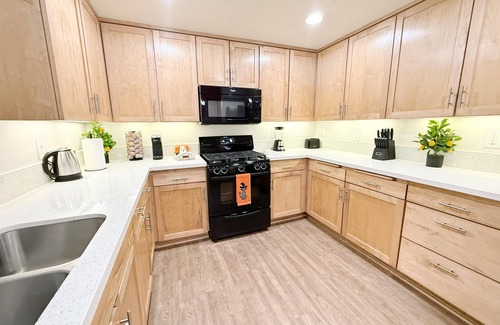Encino Hotel | Charming 3BR with WiFi, AC in Marvelous Los Angeles 109