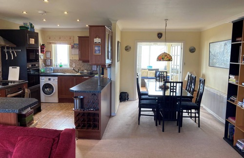 Baleshare House | Charming 4-bedroom bungalow with WiFi in serene Hebridean Isle of North Uist.