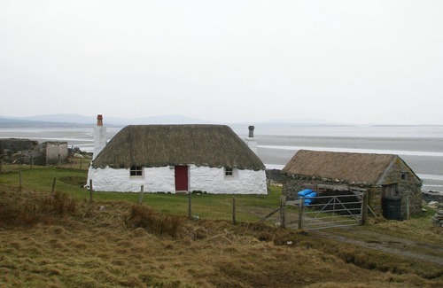 Baleshare House | Charming 4-bedroom bungalow with WiFi in serene Hebridean Isle of North Uist.