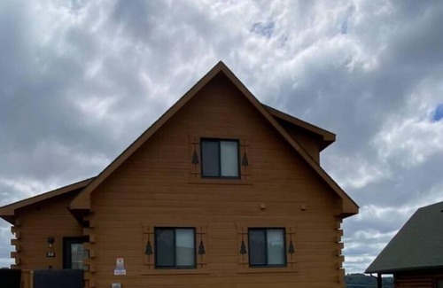 Warrens Cabin | Charming 4 Bd/3.5 bath Cabin Upper and Lower Level-separate units one building