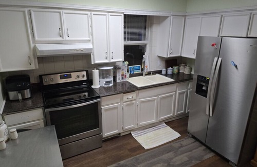 Akron House | Charming 4-Bed, 1.5-Bath Home in Central Akron