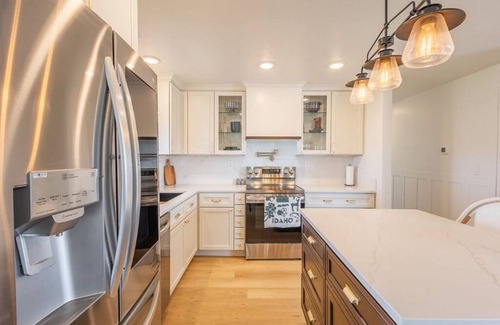 Nampa Apartment | Charming 4 Bed 3.5 Bath Ranch Style Rental on 1 acre - 2.5 miles to Freeway