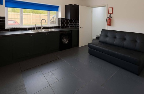 Churchill Apartment | Charming 4-Bed Retreat in the Heart of Churchill with Parking