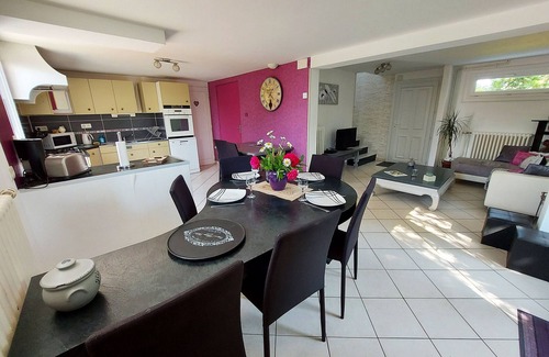 Courbeveille Cottage | Charming 4-Bed House with Garden, 10min from Laval, Ideal for Families and Professionals