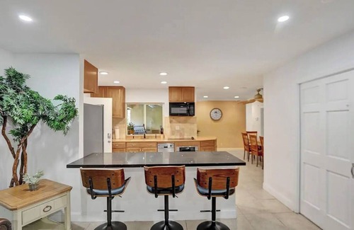 Imperial Point House | Charming 4-bedroom with Pool WiFi AC in delightful Fort Lauderdale 5min Beach