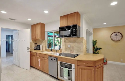 Imperial Point House | Charming 4-bedroom with Pool WiFi AC in delightful Fort Lauderdale 5min Beach