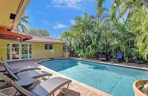Imperial Point House | Charming 4-bedroom with Pool WiFi AC in delightful Fort Lauderdale 5min Beach
