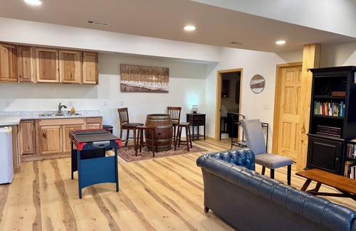 Black Mountain Cabin | Charming 4-bedroom cabin near Bat Cave, Chimney Rock, Lake Lure, Asheville