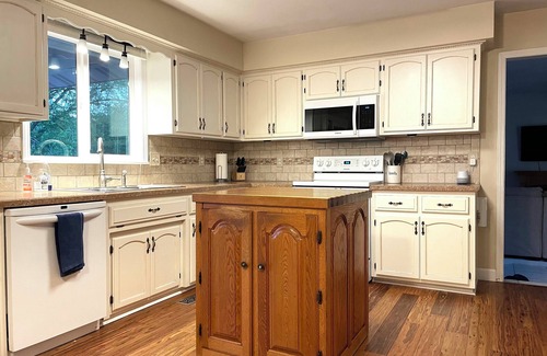 Climax Springs House | Charming 4-bedroom house with Private Dock - Perfect for Family Gatherings