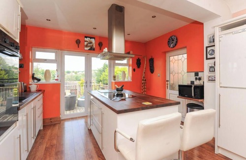 Chesterfield House | Charming 4-Bedroom Bungalow, Lush Garden, and Stunning Views – Perfect Location