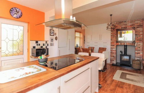 Chesterfield House | Charming 4-Bedroom Bungalow, Lush Garden, and Stunning Views – Perfect Location