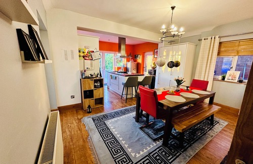 Chesterfield House | Charming 4-Bedroom Bungalow, Lush Garden, and Stunning Views – Perfect Location