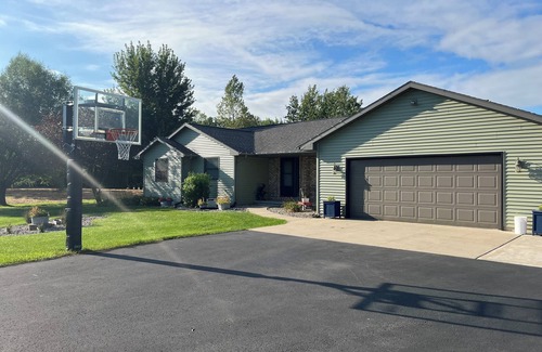 Forest Junction House | Charming 4-bedroom - 20min from Lambeau!