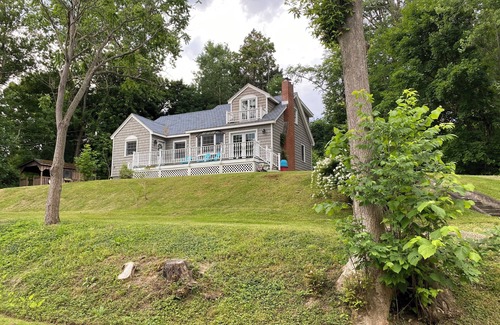 Ashville House | Charming 4 bedroom 3 bathroom cottage with lake view
