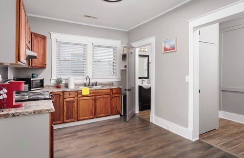 Florence House | Charming 4-bedroom 3bath house in terrific Florence with WiFi, AC