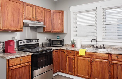 Florence House | Charming 4-bedroom 3bath house in terrific Florence with WiFi, AC