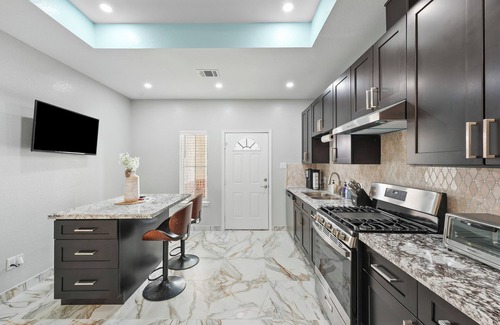 Southeast Houston House | Charming 4-bedroom 4-bathroom entertainment home in Houston.