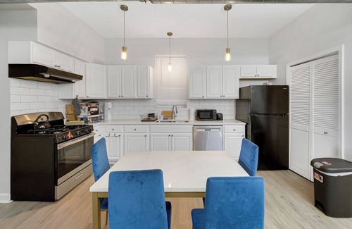 Lower West Side Apartment | Charming 4-bedroom apartment in pilsen