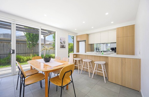 Leppington House | Charming 4-bedroom house in delightful Denham Court with AC, WiFi