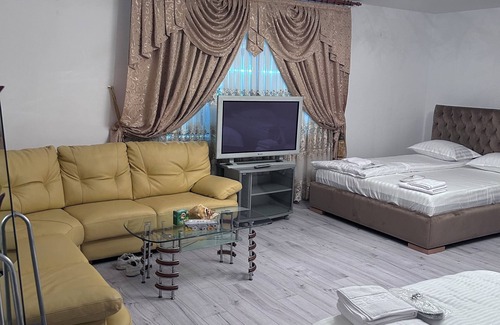 Tirgu Jiu Bed & Breakfast | Charming 4-bedroom bed & breakfast with WiFi, AC in fabulous Târgu Jiu.