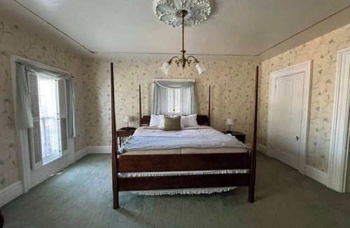 Monroe Bed & Breakfast | Charming 4-bedroom bed & breakfast in delightful Monroe with WiFi, AC