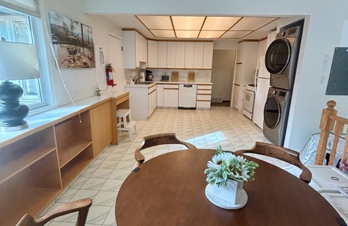 Banff Trail House | Charming 4-bedroom bungalow in Serene UofC Neighbourhood, Minutes from Downtown