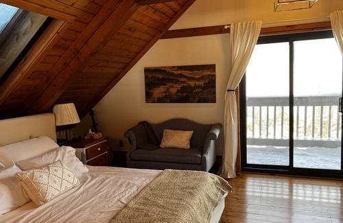 The Blue Mountains Ski Chalet | Charming 4 Bedroom Chalet located on a 1-acre lot w/hot tub.