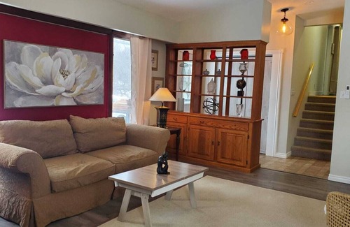 Caledon House | Charming 4-bedroom house in Caledon East with WiFi, AC
