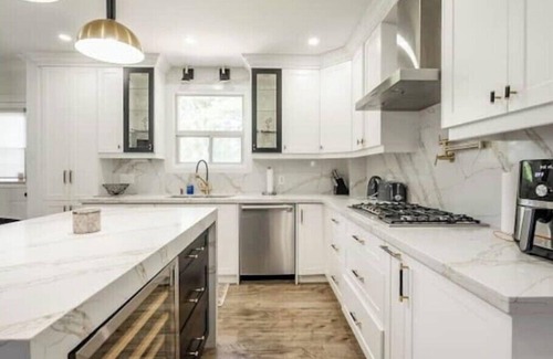 Mineola House | Charming 4-bedroom bungalow with Pool in soothing Mississauga