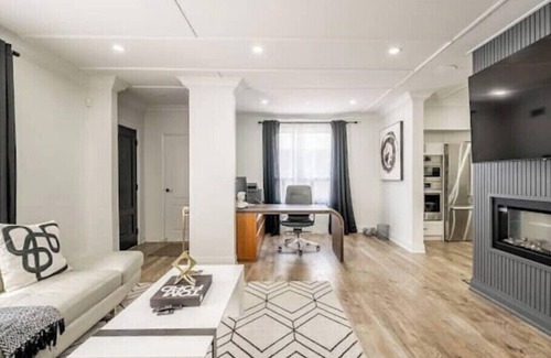 Mineola House | Charming 4-bedroom bungalow with Pool in soothing Mississauga