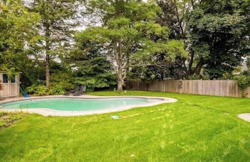 Mineola House | Charming 4-bedroom bungalow with Pool in soothing Mississauga