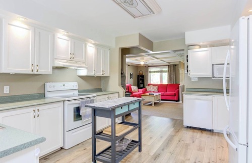 Southampton Cottage | Charming 4-bedroom cottage with WiFi and AC in fabulous Southampton