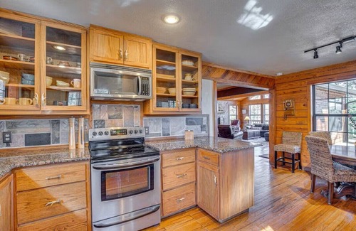 Streetman Cabin | Charming 4-bedroom cabin with WiFi, AC in tranquil Streetman