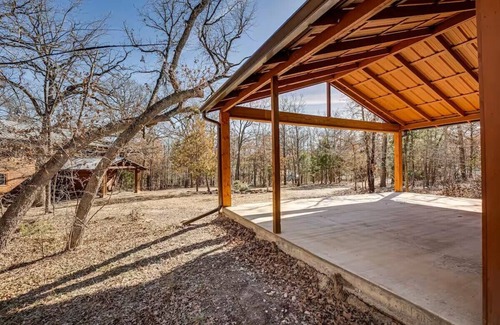 Streetman Cabin | Charming 4-bedroom cabin with WiFi, AC in tranquil Streetman