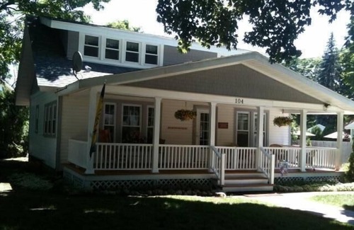 Charlevoix House | Charming 4-Bedroom Charlevoix CottagenCity of Charlevoix STR License 20-00007