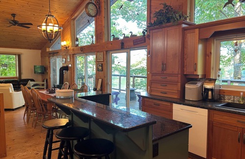 Muskoka Lakes Cottage | Charming 4-bedroom Cottage near Severn Falls