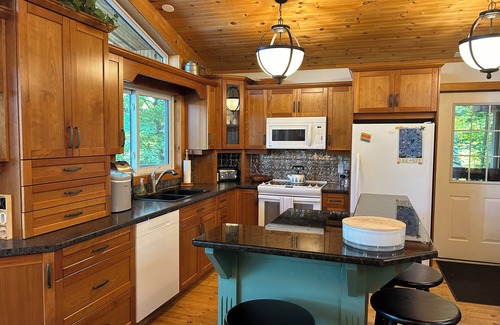 Muskoka Lakes Cottage | Charming 4-bedroom Cottage near Severn Falls