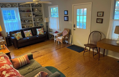 Lakeside Cottage | Charming 4-bedroom cottage in Lakeside with WiFi and AC