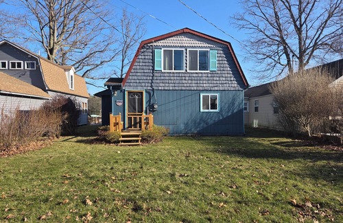Niagara County Cottage | Charming 4-bedroom cottage on peaceful Sunset Island