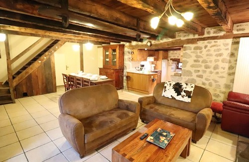 Omps Cottage | Charming 4-bedroom Cottage with Heated Pool, Sauna, and Garden in Scenic Cantal