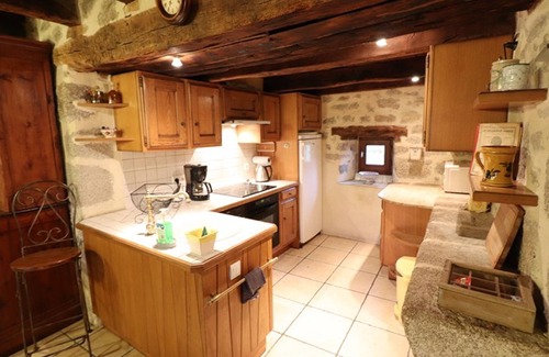 Omps Cottage | Charming 4-bedroom Cottage with Heated Pool, Sauna, and Garden in Scenic Cantal