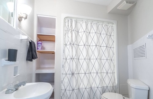 Midland House | Charming 4 bedroom Downtown Authentic Apartment