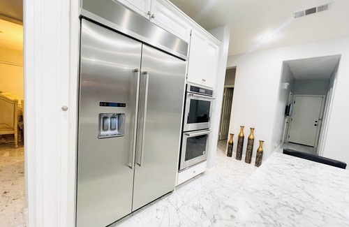 Riverside House | Charming 4-bedroom estate with fitness room, movie theater & sauna in Riverside